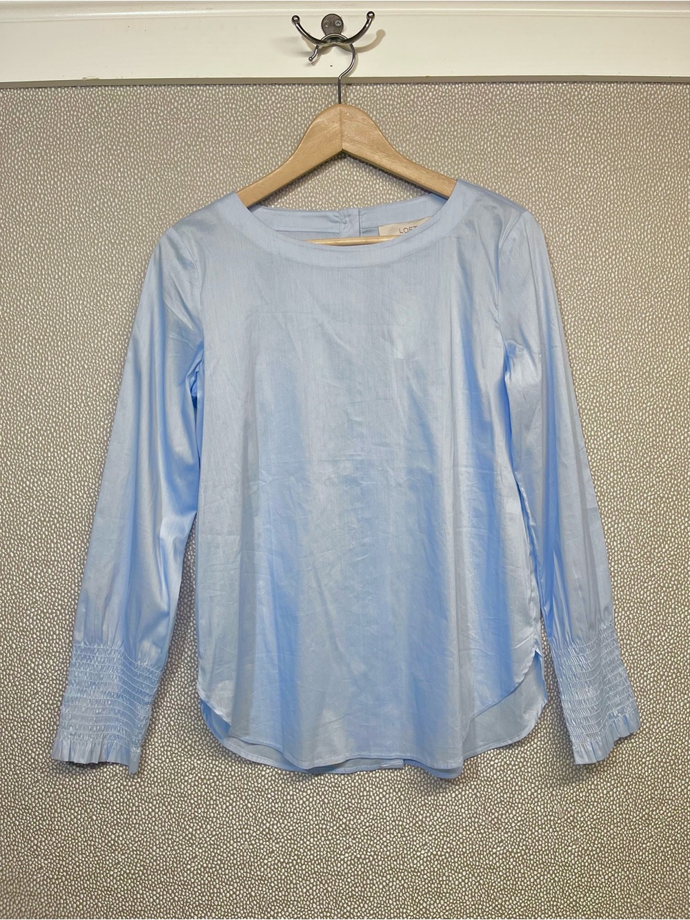 🆕 XS LOFT Light Blue Long-Sleeve Women's Blouse with Back Buttons NWT